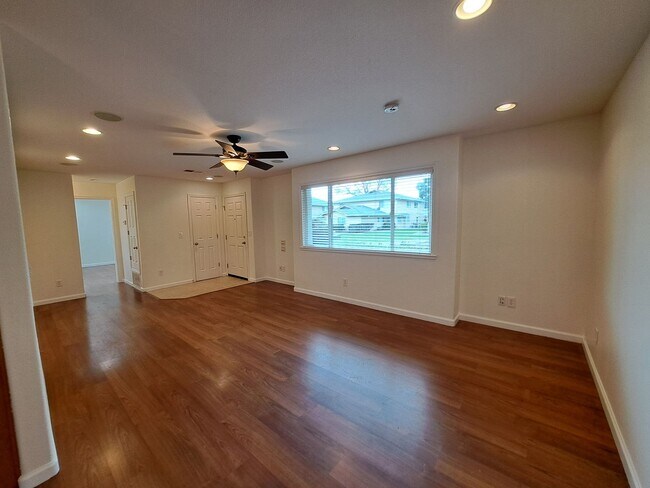 Building Photo - Affordable, Updated, & Ready to Move In!