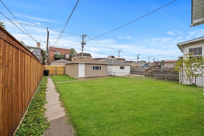 Foto del edificio - 6830 W Highland Ave
