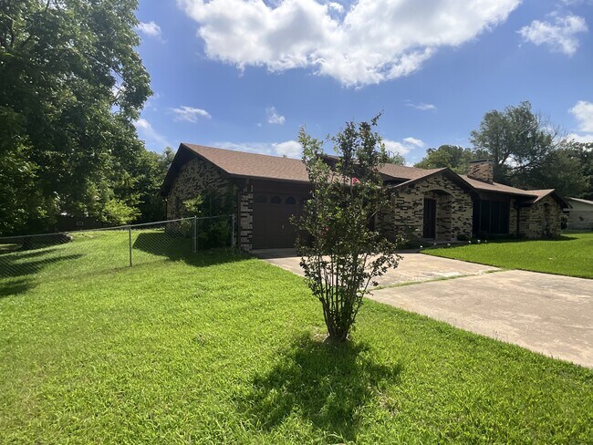 Foto del edificio - 530 Hilliard Dr