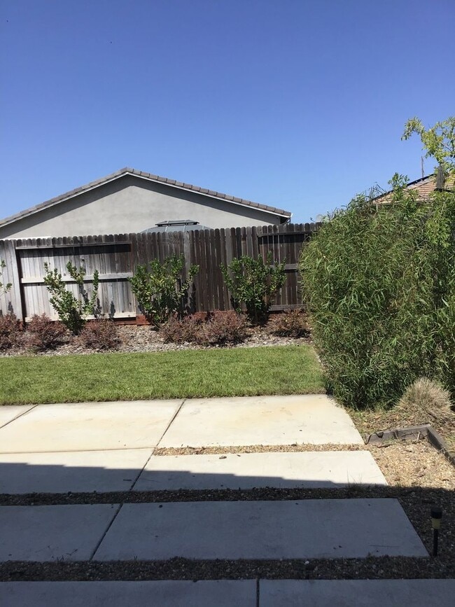 Building Photo - Beautiful home Near bus/transportation for...