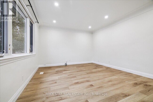 Photo du bâtiment - 889 Fennell Ave E