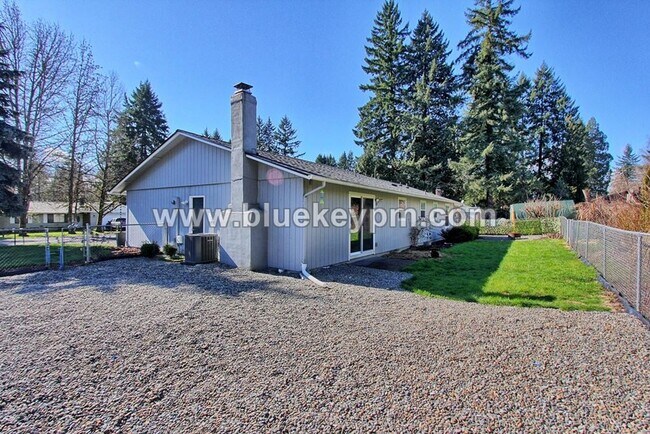 Foto del edificio - 3 Bed, 2 Bath Home in Battle Ground with Fully Fenced Backyard