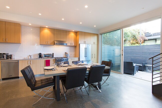 Building Photo - 709 Flower Ave