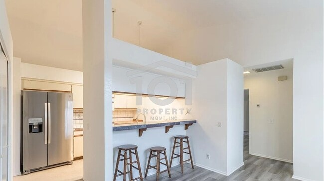 Building Photo - Charming and spacious single-level 2-bedroom, 2-bath condo