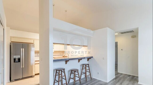 Foto del edificio - Charming and spacious single-level 2-bedroom, 2-bath condo