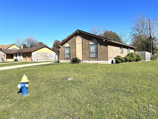 Building Photo - 13202 Woodsdale Ct