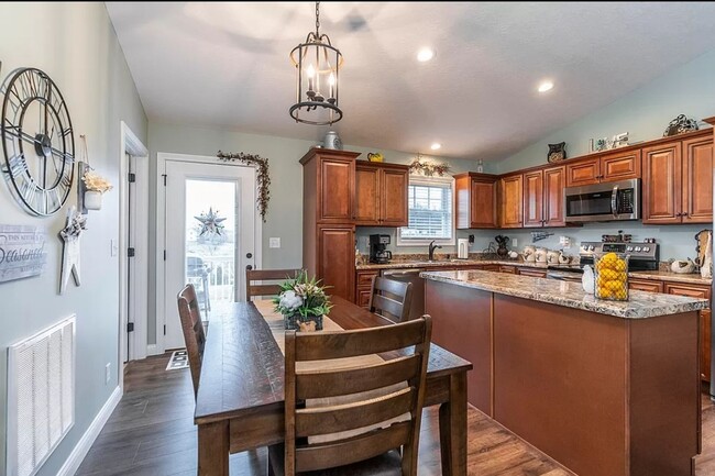Building Photo - HELLO Georgeous 3 bdrm, 2 bath Single Fami...