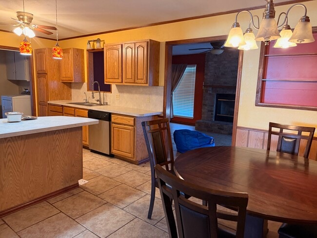 Foto del edificio - 2914 Hemlock Dr