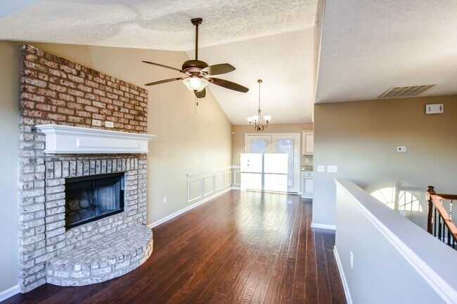 Building Photo - Dog Friendly Three Bedroom!