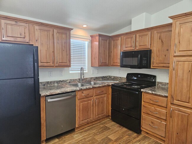 Building Photo - Very cute 3 bed/2 bath manufactured home w...