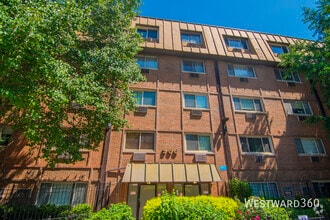 Building Photo - 900 W Fullerton Ave