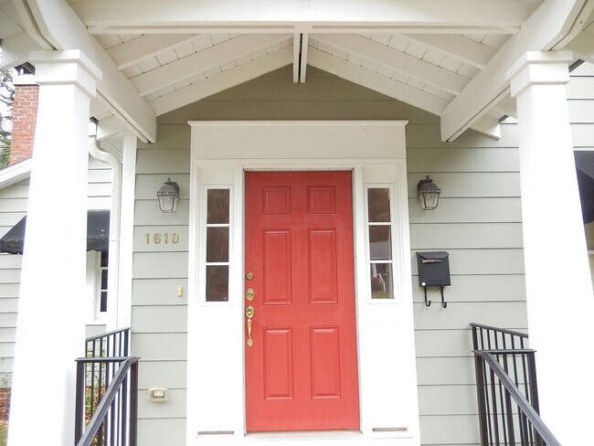 Foto del edificio - MIDTOWN Charmer! 3/2 w/ Wood Floors, Huge ...