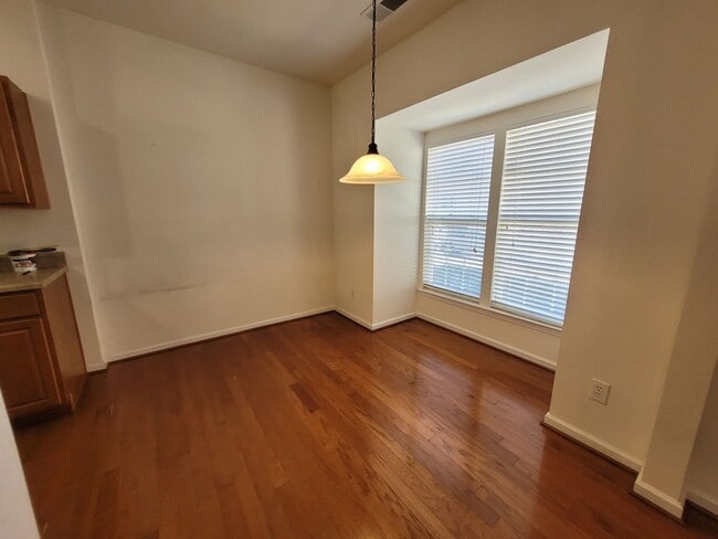 Building Photo - Spacious 3 Bed/2.5 Bath Townhome - Breakfast Area - Fireplace - Washer/Dryer - Loft - Walking Trails