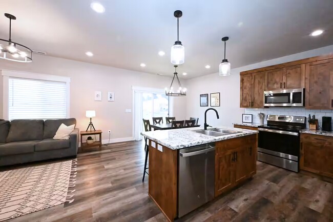 Building Photo - Fully Furnished 3bd| 2.5 Ba Townhome