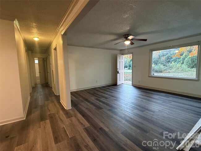 Foto del edificio - 9225 Moores Chapel Rd