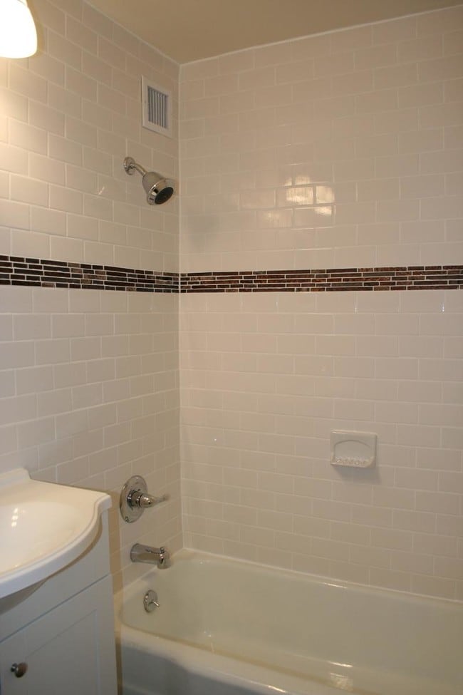Building Photo - 467 Valley St