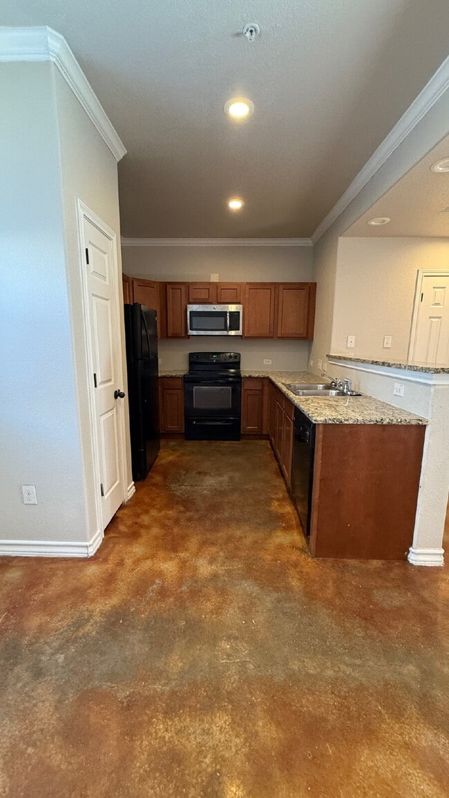 Building Photo - Spacious 3 Bed / 2.5 Bath Townhome in Quie...