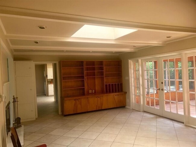 Building Photo - 3490 Crestwood Dr
