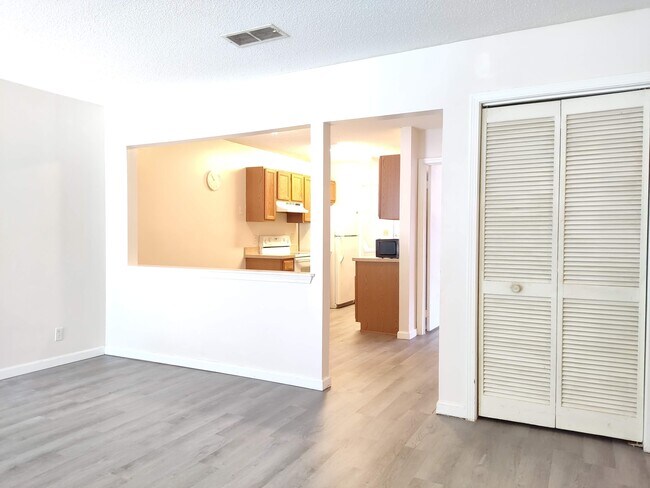 Foto del edificio - 801 Burcale Rd