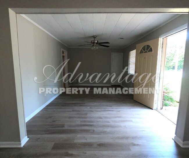 Building Photo - Dont miss this Move In Ready Colonial Acre...