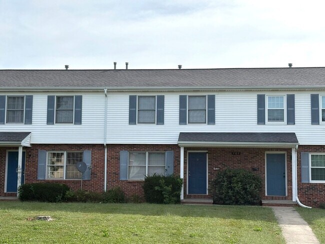 Building Photo - 707 N Golfcrest Rd