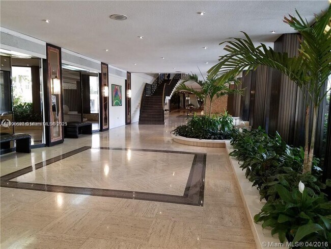 Foto del edificio - 5555 Collins Ave