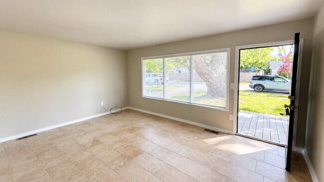 Foto del edificio - WEST - EAGLEDALE 3 BEDROOM RANCH AVAILABLE NOW!