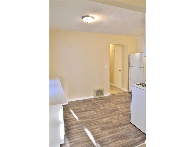 Building Photo - Large 1 bedroom side by side - Section 8 a...