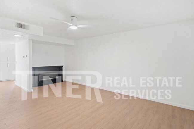 Foto del edificio - Updated Shadow Wood Townhome with Garage 5...