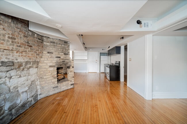 Building Photo - 723 W Roscoe St