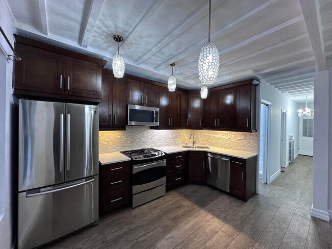 Building Photo - 216 53rd St