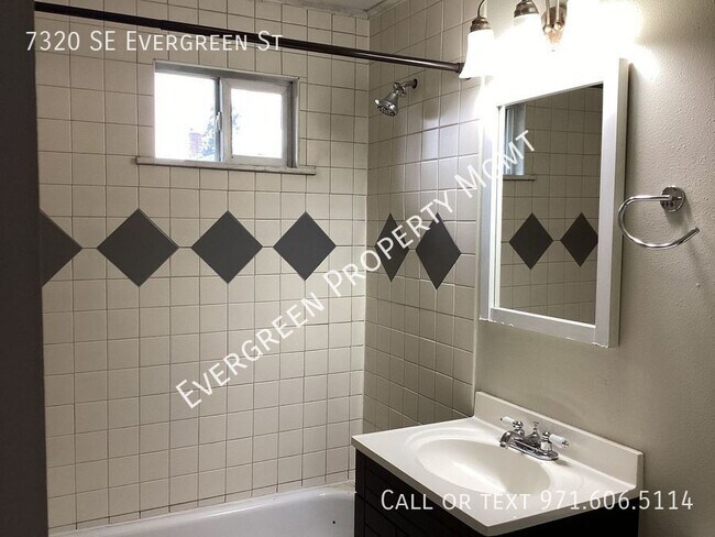 Building Photo - 2 bdrm, 1 bath- privately located at the e...