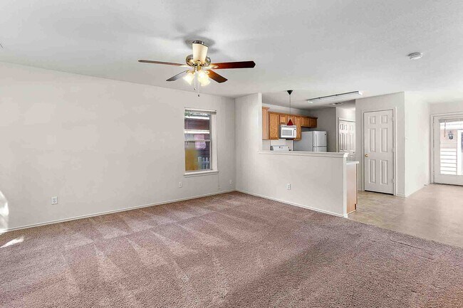 Foto del edificio - Plum Creek - 3 Bedroom / 2.5 Bathroom Home - 2 Car Garage - Fenced Backyard