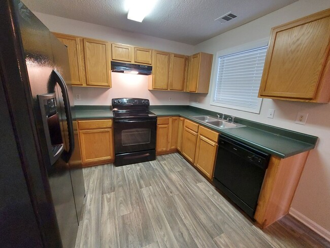 Building Photo - Spacious Home in Quiet Neighborhood