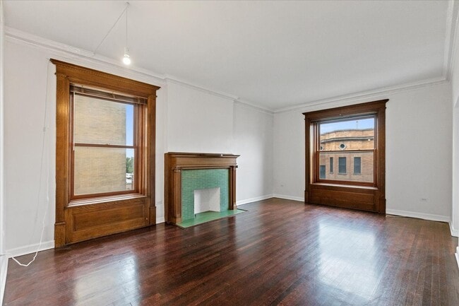 Building Photo - 559 W Surf St