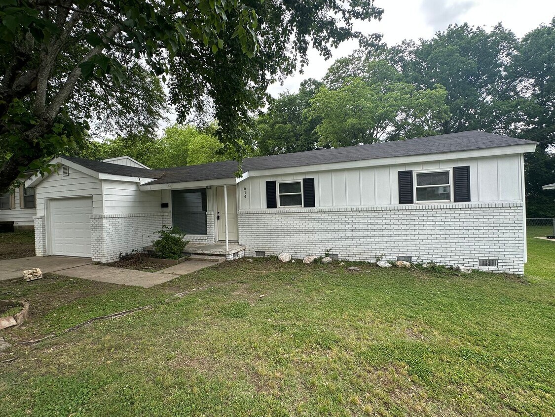 Foto principal - 614 Westbrook St