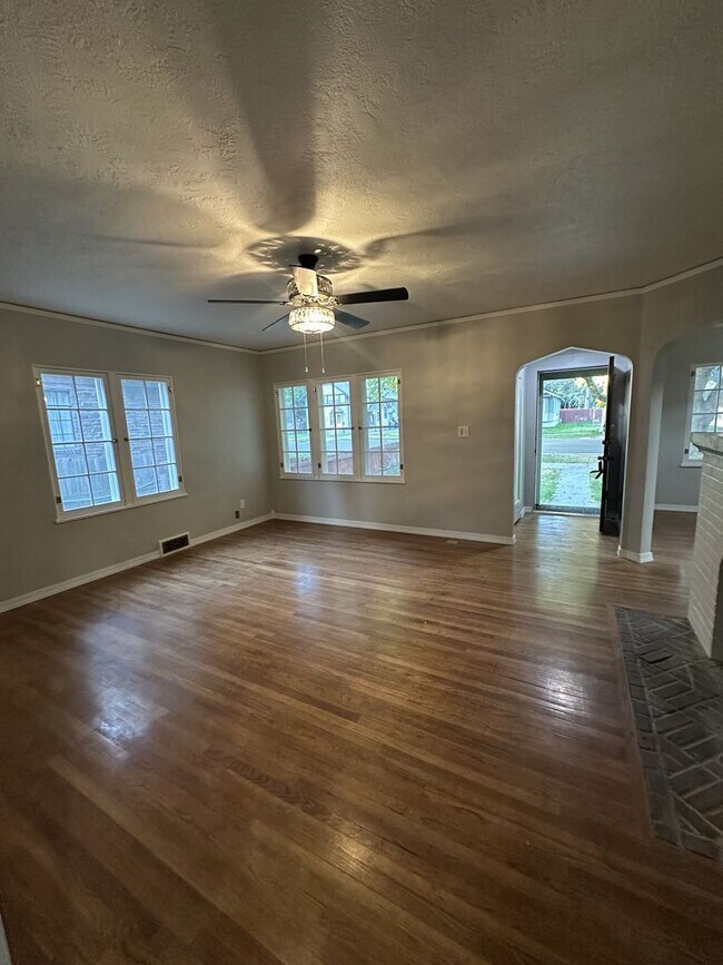 Building Photo - Renovated 3 bedroom with 2 large bonus rooms