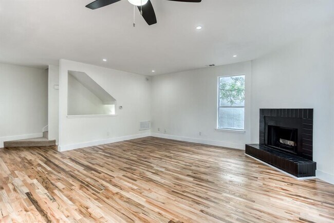 Building Photo - 5105 Vandelia St