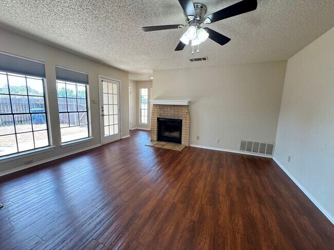 Foto del edificio - 8700 Clearbrook Trail