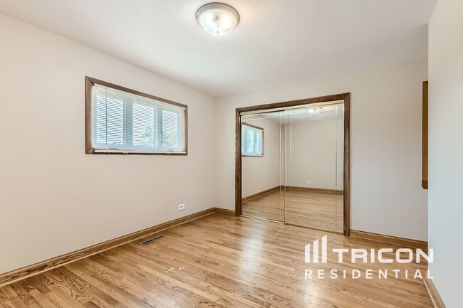 Building Photo - 8147 N Chester Ave