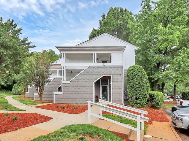Foto del edificio - Bright 2BD/2BA Tennis Villa at Lake Norman!