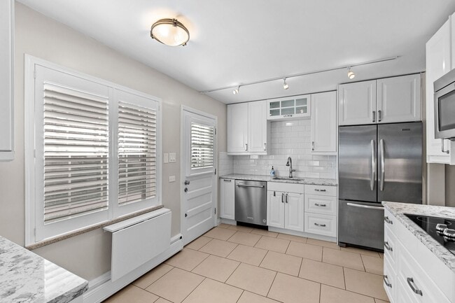 Building Photo - Beautiful Townhouse in University Hills