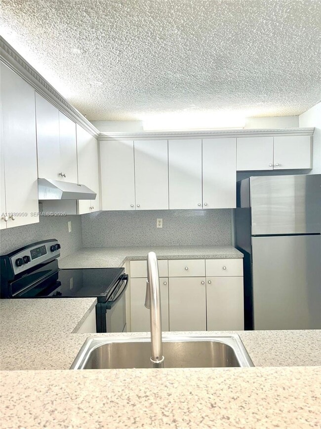 Building Photo - 220 W 68th St