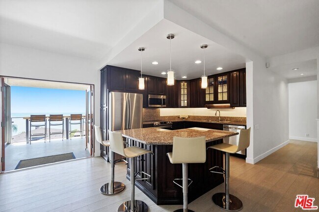 Foto del edificio - 18101 Coastline Dr