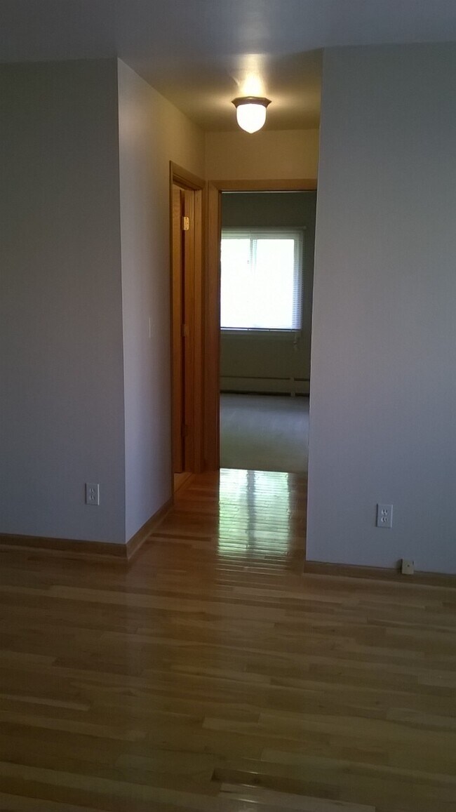 Foto del edificio - 1651 N Farwell Ave