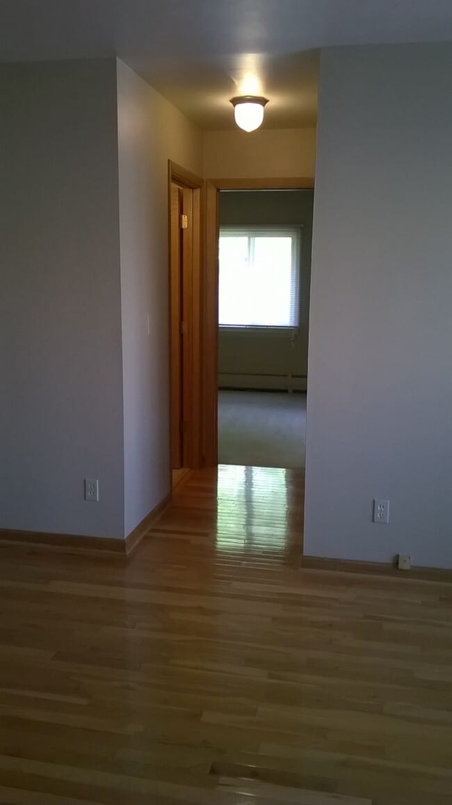 Building Photo - 1651 N Farwell Ave
