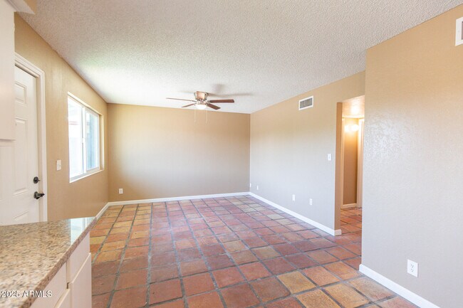 Foto del edificio - 1324 E Peoria Ave