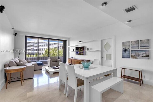 Foto del edificio - 251 Crandon Blvd