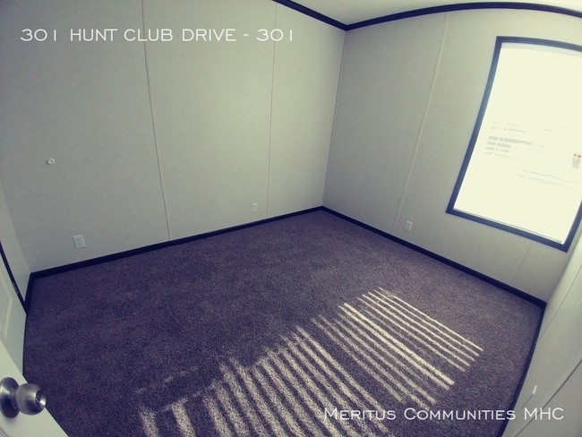 Building Photo - 301 Hunt Club Dr