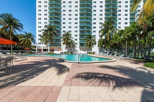 Foto del edificio - 19380 Collins Ave